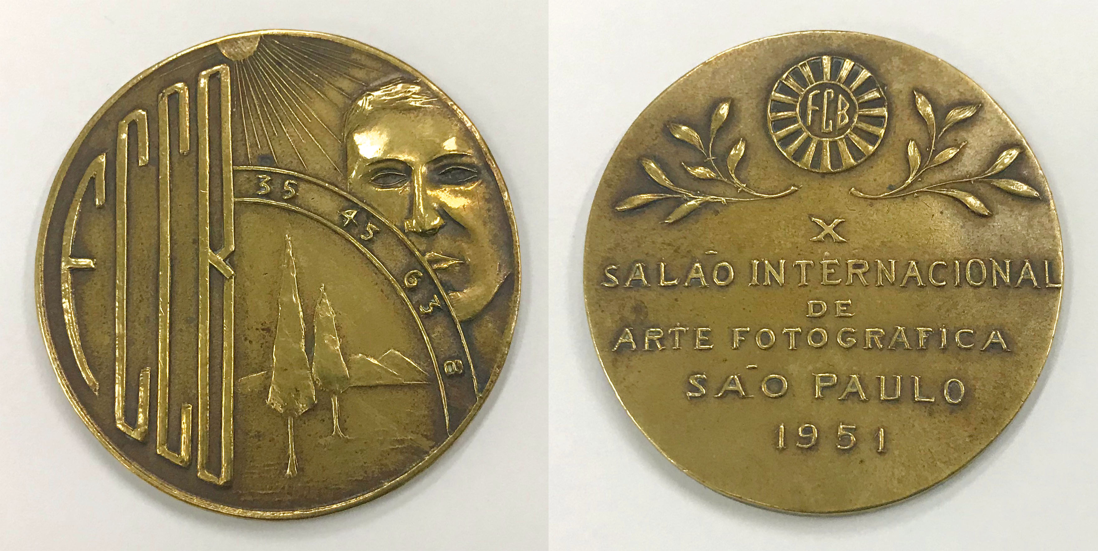 Núcleo Vitrines - Medalha recebida no X Salão Internacional de Arte Fotografica São Paulo 1951