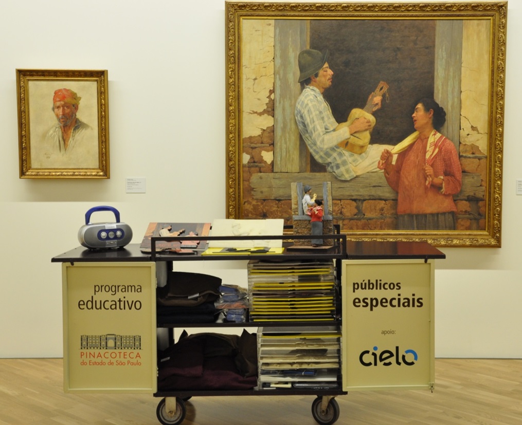 Carrinho para armazenamento de recursos de acessibilidade - Pinacoteca de São Paulo