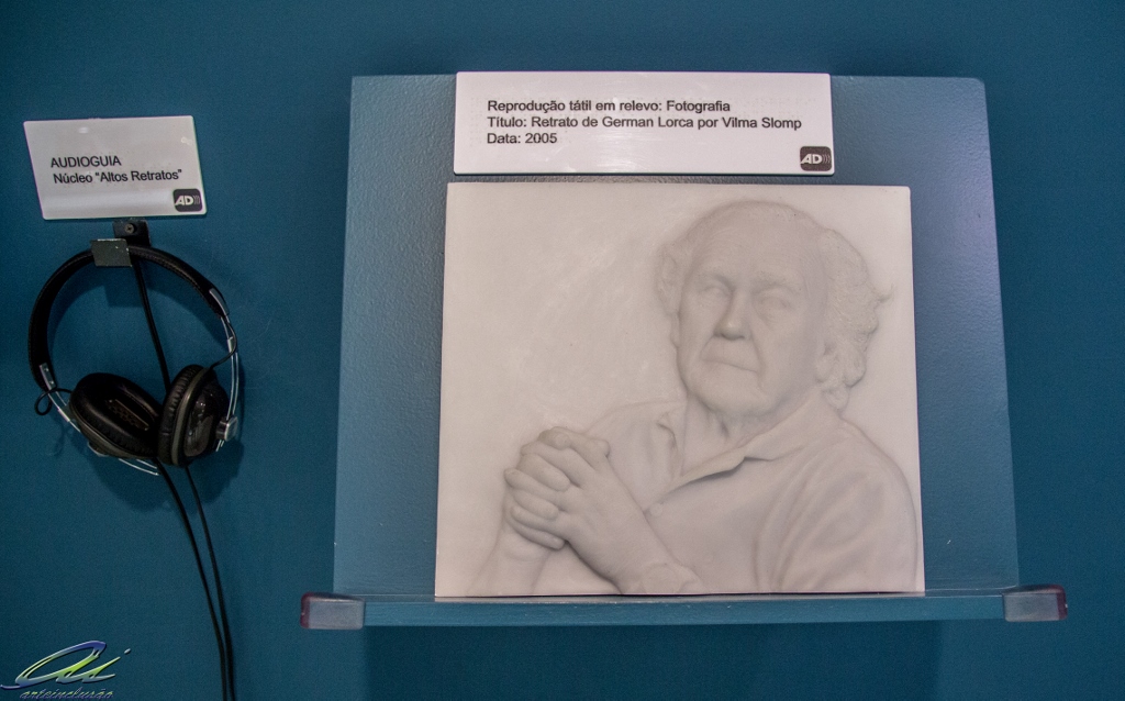 Relevo de resina acrílica da fotografia de German Lorca com audiodescrição