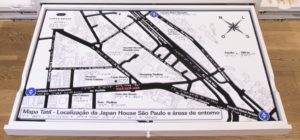 Mapa tátil em dupla leitura com a localização da JHSP e áreas de entorno
