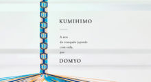 Logotipo da Exposição KUMIHIMO A ARTE DO TRANÇADO JAPONÊS COM SEDA